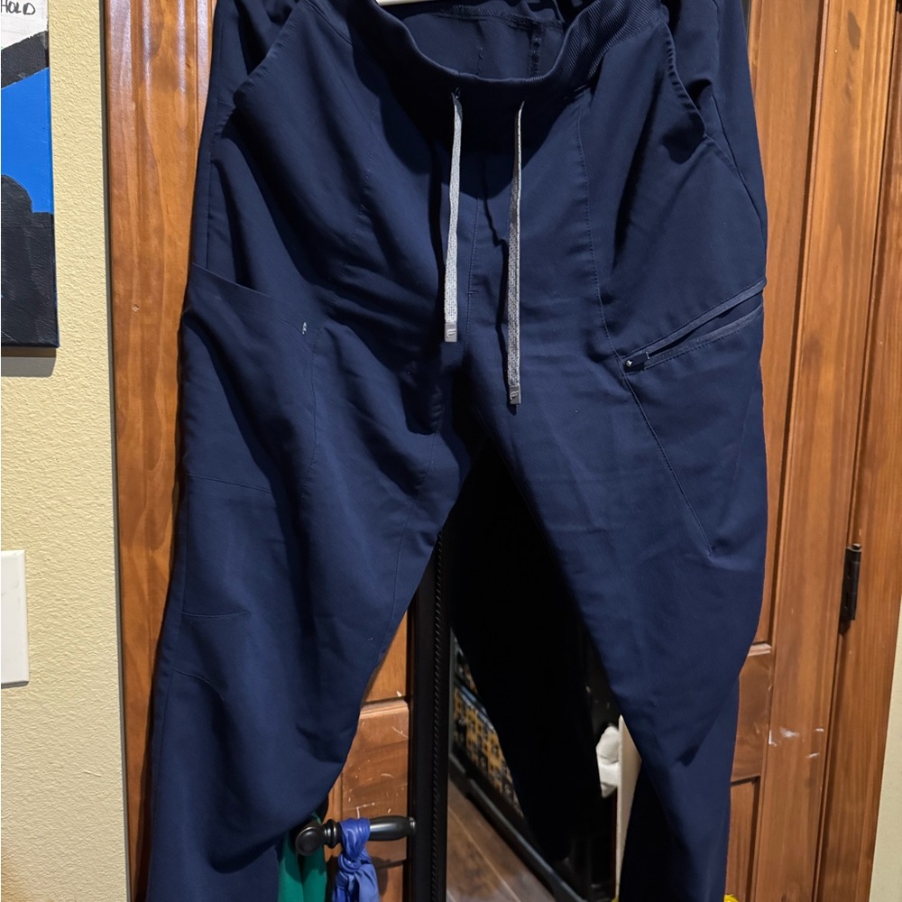 Fabletics Women’s Navy on-call joggers scrubs (Medium)
